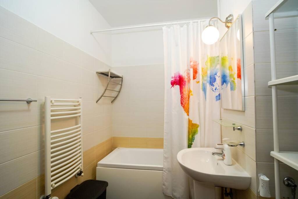 Sky Modern 1 Bedroom Apt W Free Parking Bucarest Esterno foto