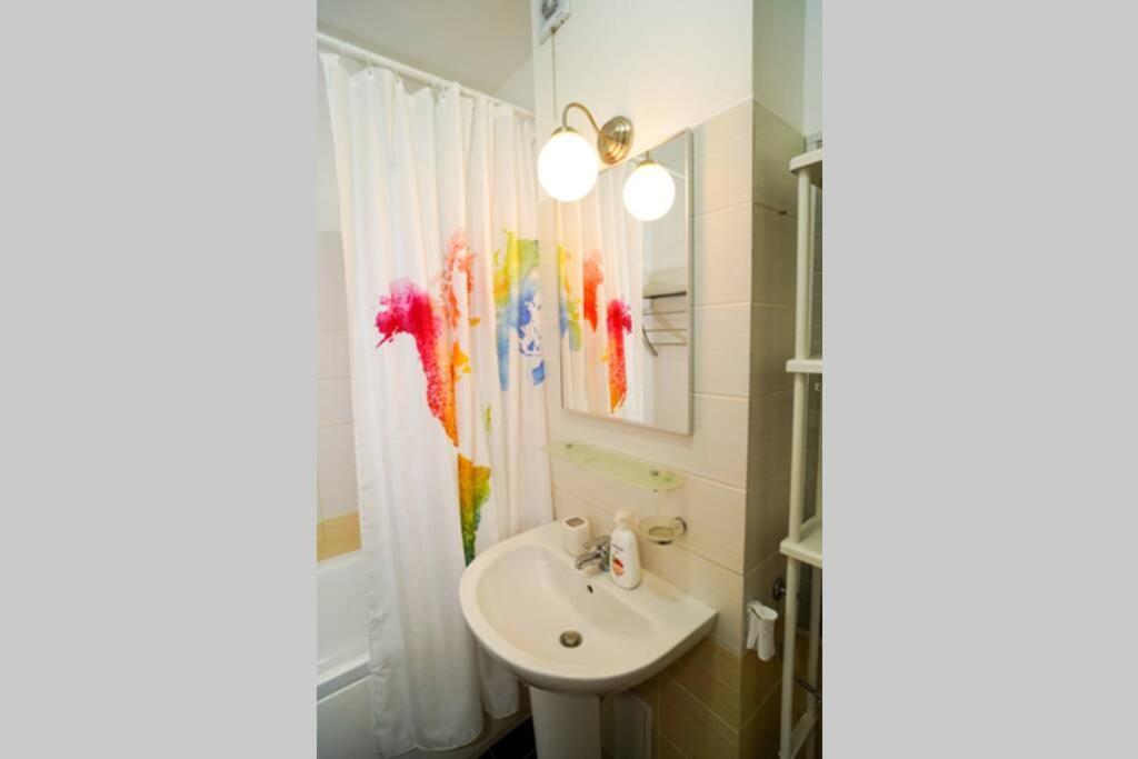 Sky Modern 1 Bedroom Apt W Free Parking Bucarest Esterno foto